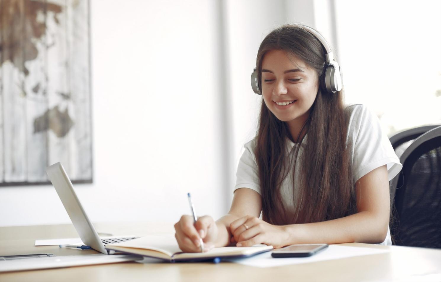 PonderFlux team conducting hands-on machine learning workshop with industry participants